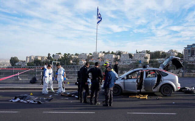 Police and rescue workers at the scene of a terror shooting attack in Jerusalem, November 30, 2023. (Ohad Zwigenberg/AP)